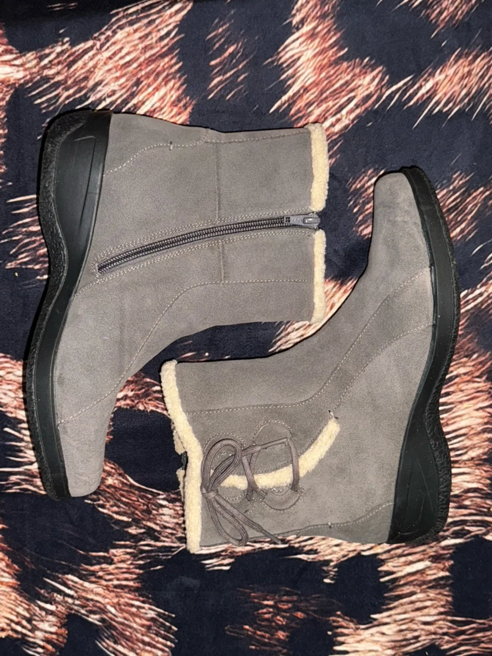 Clarks Gray Suede Shearling-Lined Winter Ankle Boots 8M w/ Box